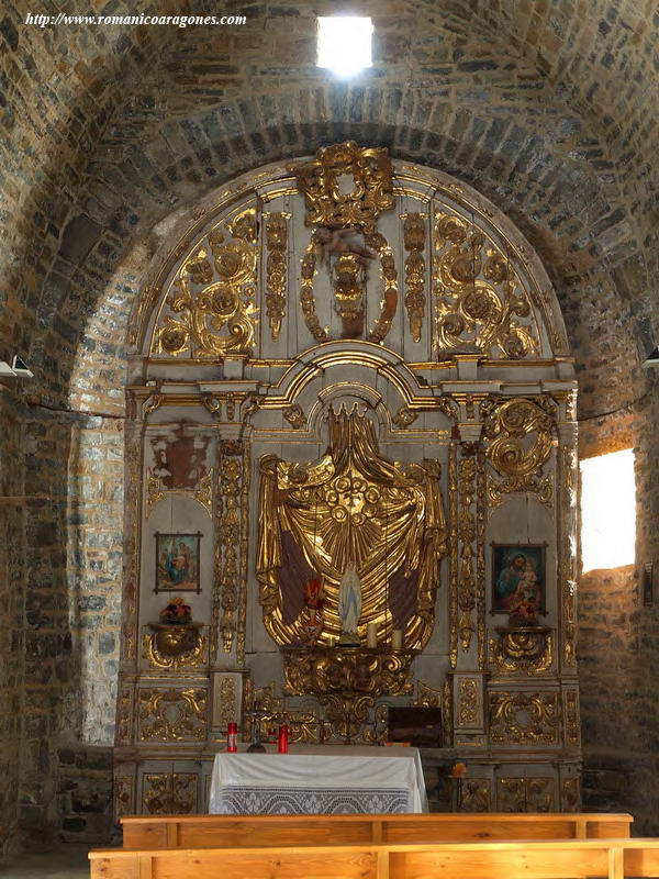 DETALLE DE LA CABECERA CON RETABLO DE SAN VICTORIÁN